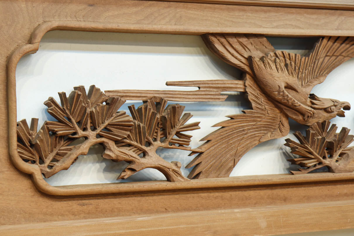 力強い鷹を描いた立体感のある彫刻欄間　EZ2813ab　在庫(a:1 b:1)枚