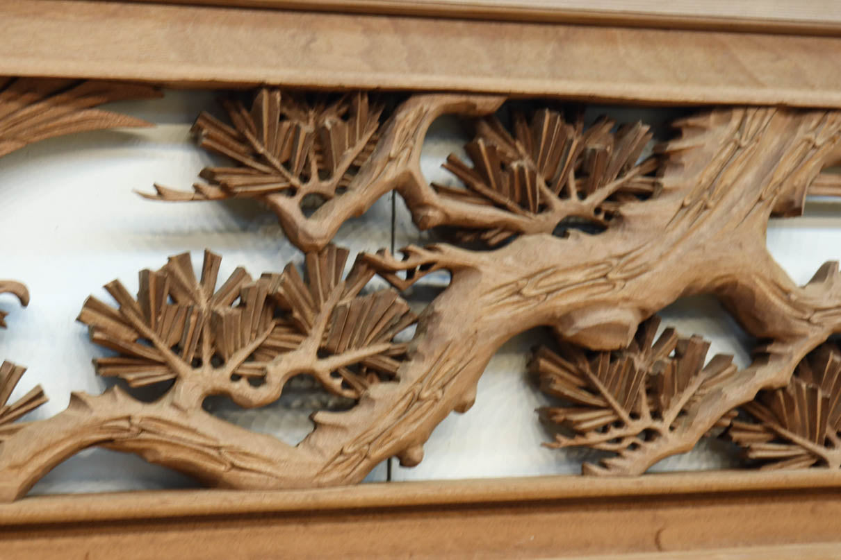 力強い鷹を描いた立体感のある彫刻欄間　EZ2813ab　在庫(a:1 b:1)枚