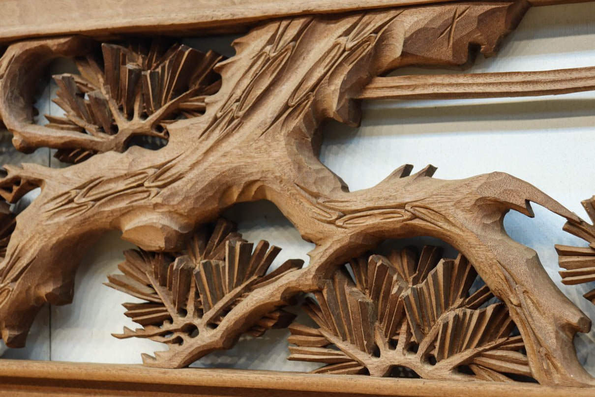 力強い鷹を描いた立体感のある彫刻欄間　EZ2813ab　在庫(a:1 b:1)枚