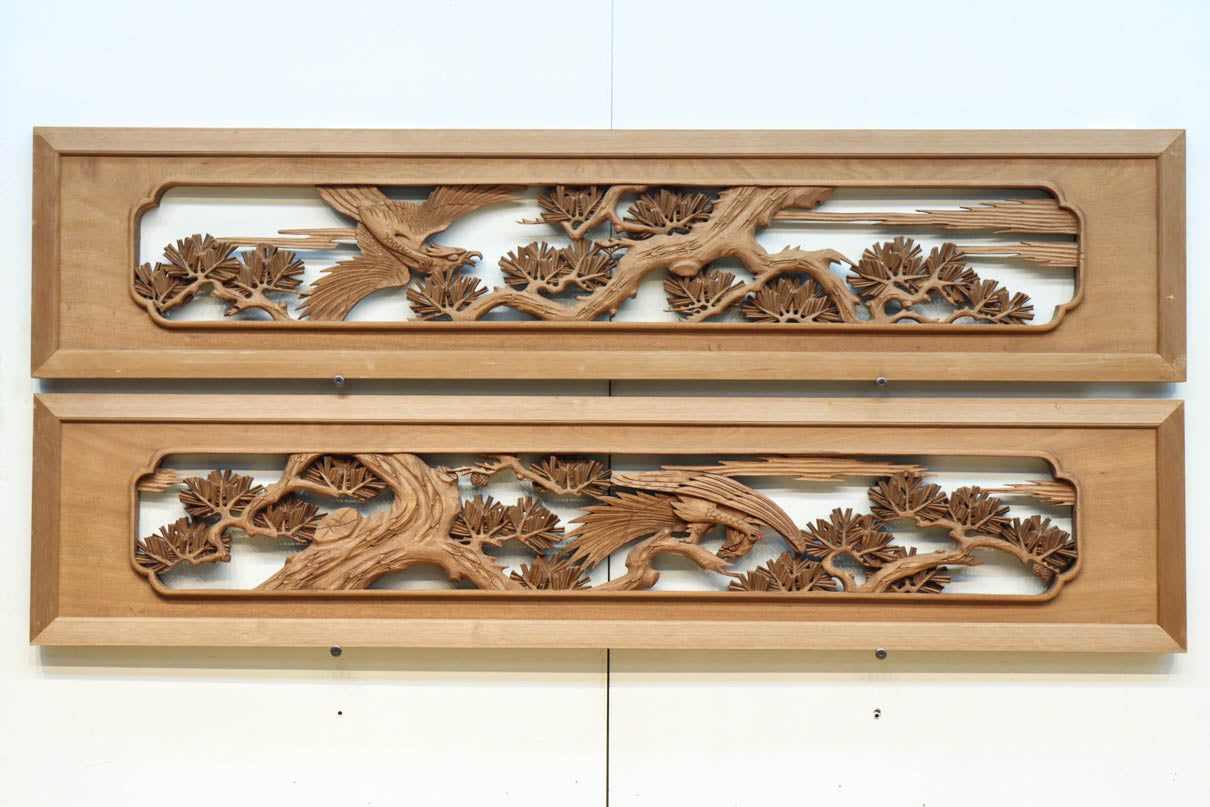 力強い鷹を描いた立体感のある彫刻欄間　EZ2813ab　在庫(a:1 b:1)枚