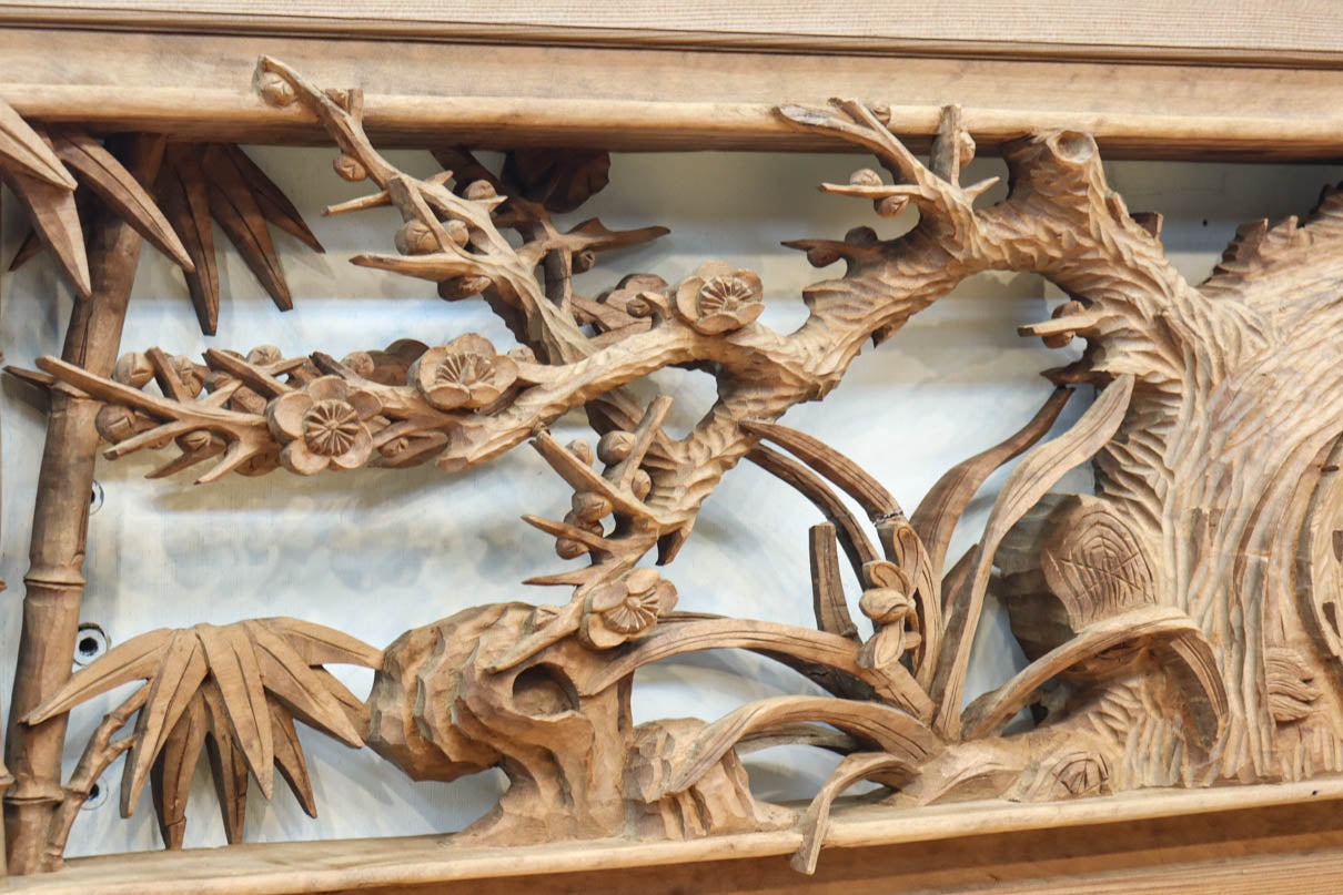 立体感ある梅や菊を華やかに描く彫刻欄間　EZ2814ab　在庫(a:1 b:1)枚