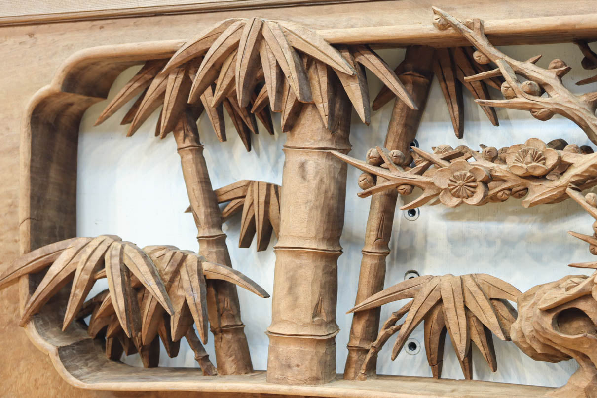 立体感ある梅や菊を華やかに描く彫刻欄間　EZ2814ab　在庫(a:1 b:1)枚