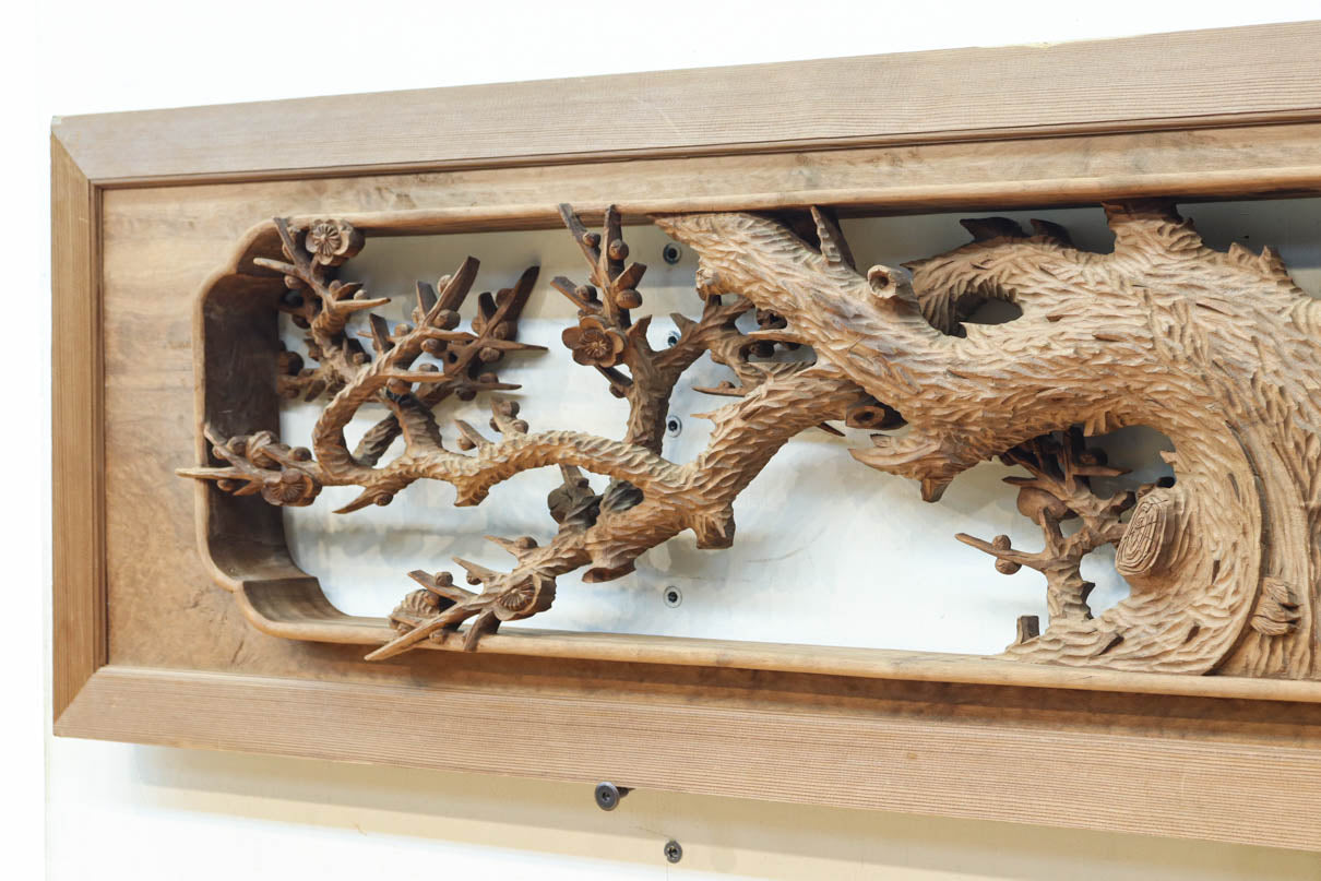 立体感ある梅や菊を華やかに描く彫刻欄間　EZ2814ab　在庫(a:1 b:1)枚