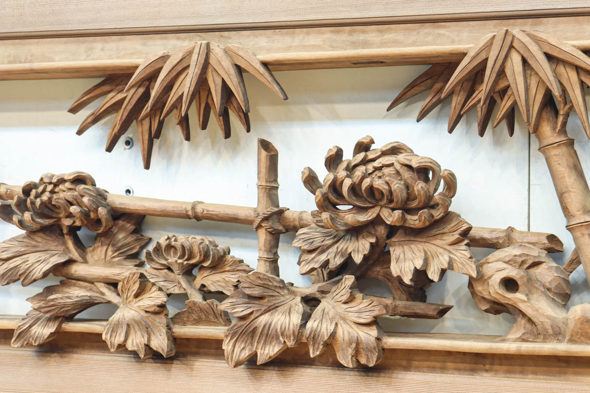 立体感ある梅や菊を華やかに描く彫刻欄間　EZ2814ab　在庫(a:1 b:1)枚