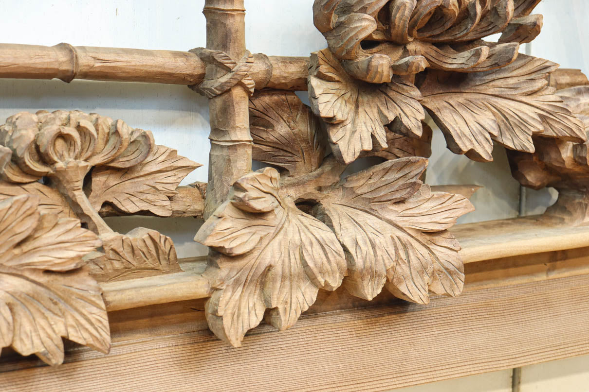 立体感ある梅や菊を華やかに描く彫刻欄間　EZ2814ab　在庫(a:1 b:1)枚