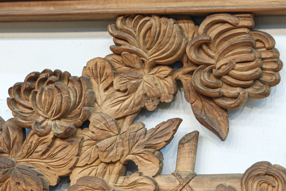 竹と菊を気品良く描いた木地色の欄間　EZ2831　在庫1枚