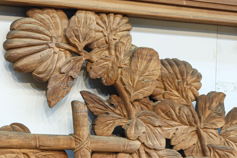 竹と菊を気品良く描いた木地色の欄間　EZ2831　在庫1枚