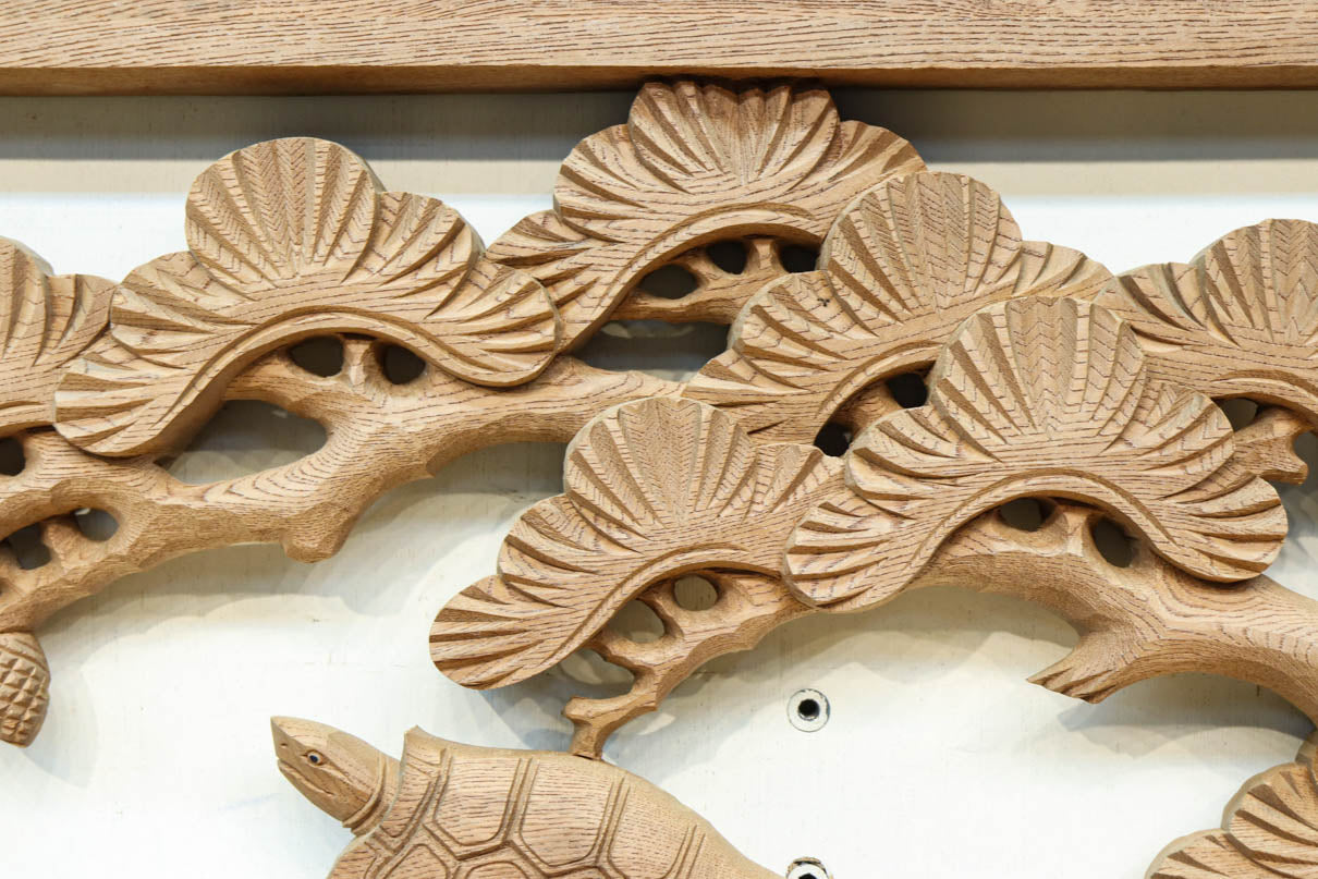 鶴や松竹梅を描いた華やかな眺めの深彫り欅彫刻欄間　EZ2833ab　在庫(a:1 b:1)枚