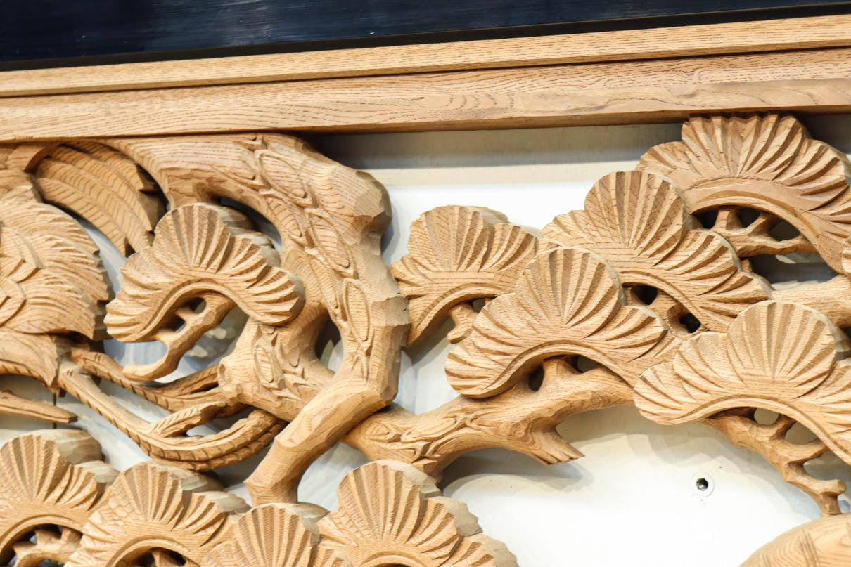 鶴や松竹梅を描いた華やかな眺めの深彫り欅彫刻欄間　EZ2833ab　在庫(a:1 b:1)枚