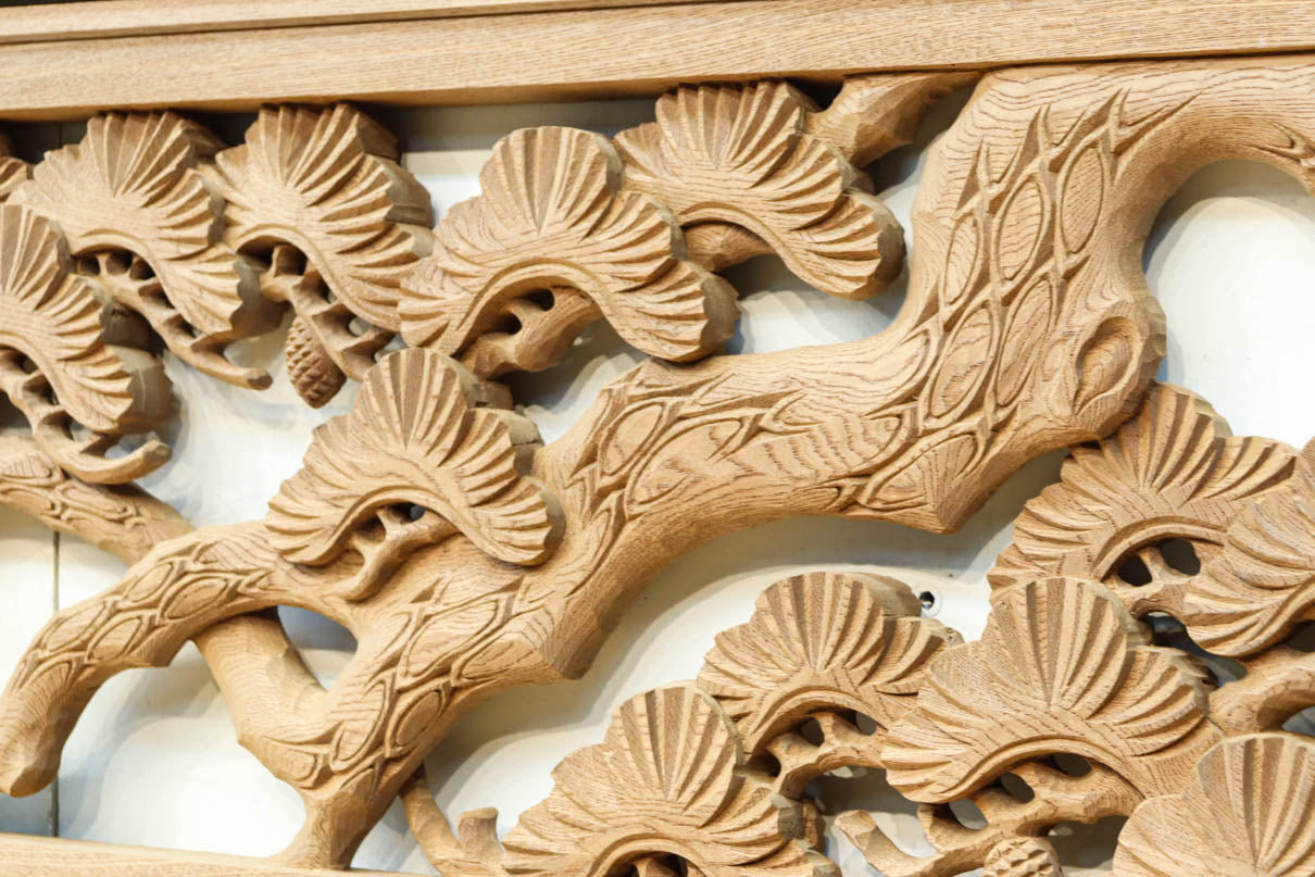 鶴や松竹梅を描いた華やかな眺めの深彫り欅彫刻欄間　EZ2833ab　在庫(a:1 b:1)枚