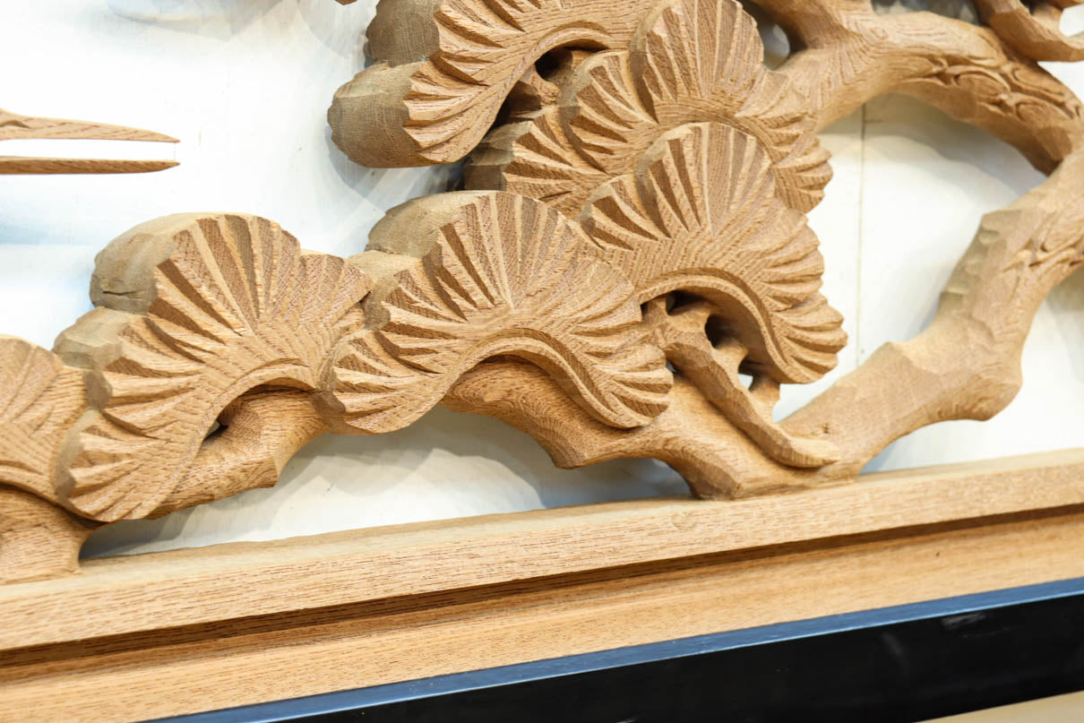 鶴や松竹梅を描いた華やかな眺めの深彫り欅彫刻欄間　EZ2833ab　在庫(a:1 b:1)枚