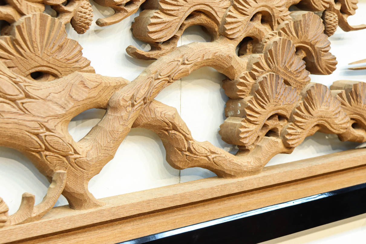 鶴や松竹梅を描いた華やかな眺めの深彫り欅彫刻欄間　EZ2833ab　在庫(a:1 b:1)枚