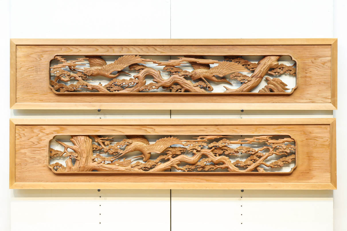 優しく温かみある色彩で鶴と松の彫刻装飾が映える深彫り彫刻欄間　EZ2834ab　在庫(a:1 b:1)枚