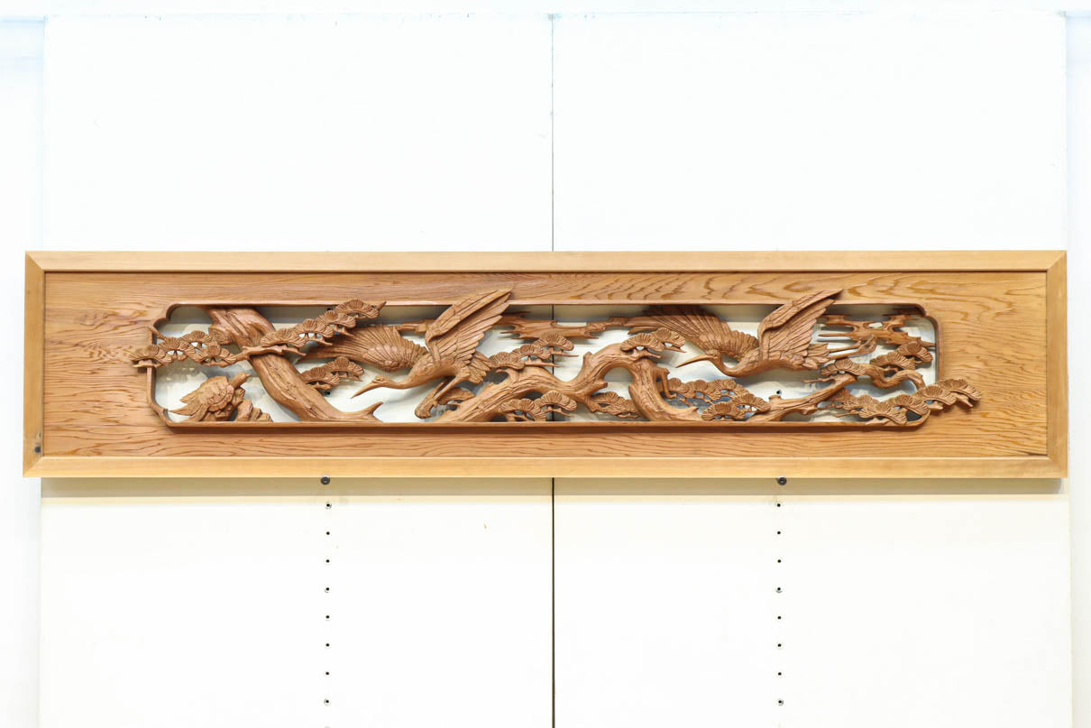 優しく温かみある色彩で鶴と松の彫刻装飾が映える深彫り彫刻欄間　EZ2834ab　在庫(a:1 b:1)枚