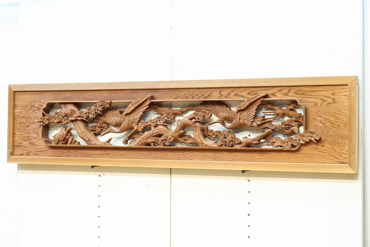 優しく温かみある色彩で鶴と松の彫刻装飾が映える深彫り彫刻欄間　EZ2834ab　在庫(a:1 b:1)枚