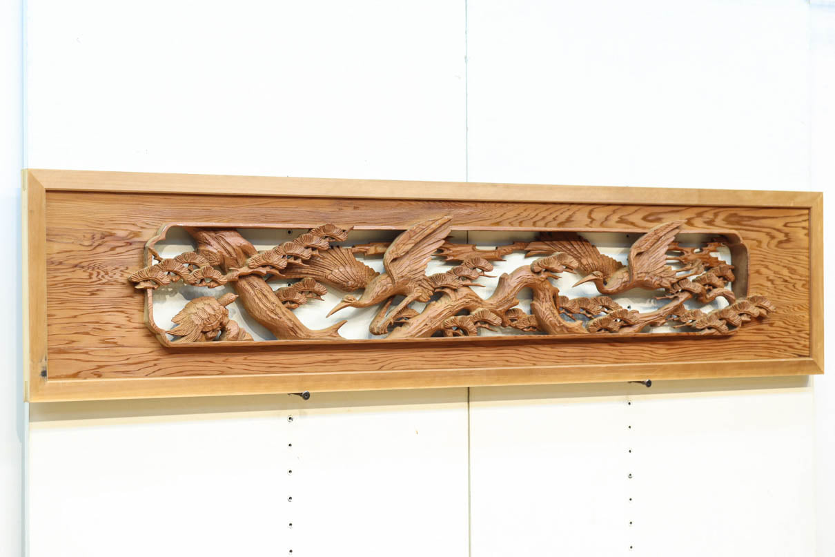 優しく温かみある色彩で鶴と松の彫刻装飾が映える深彫り彫刻欄間　EZ2834ab　在庫(a:1 b:1)枚