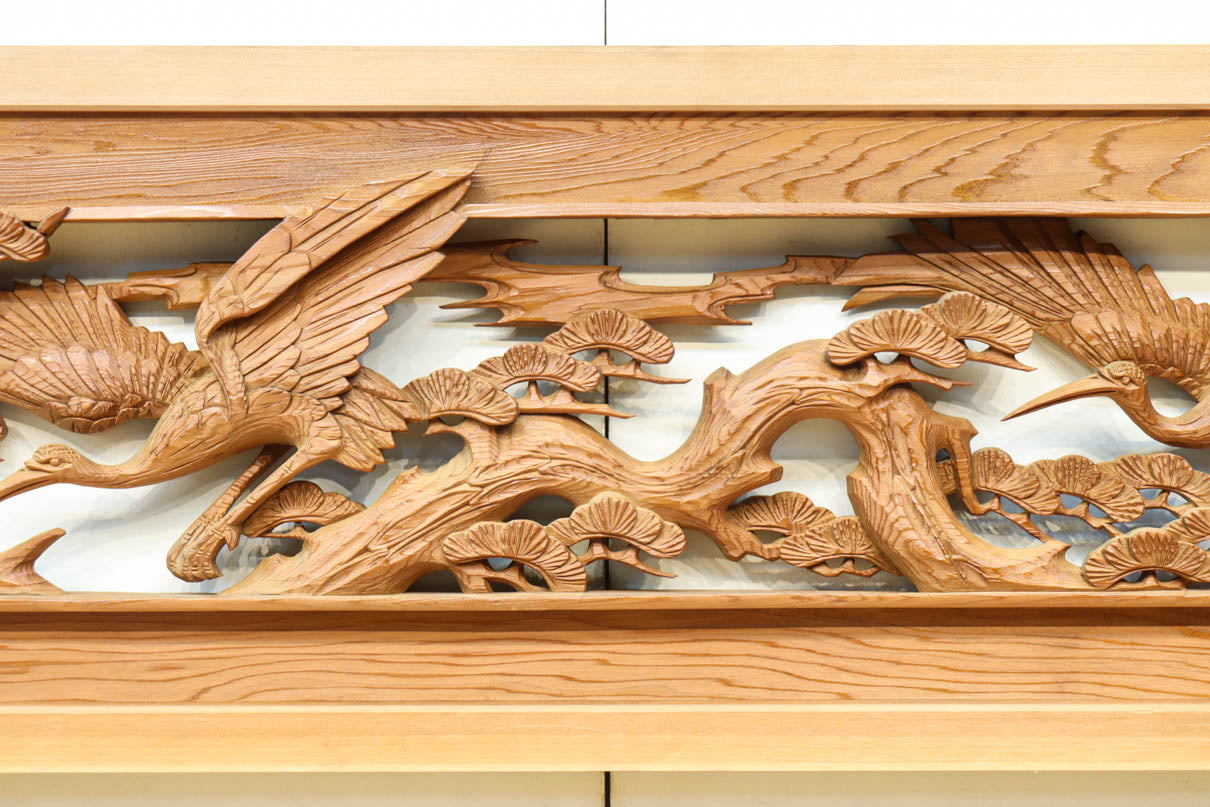 優しく温かみある色彩で鶴と松の彫刻装飾が映える深彫り彫刻欄間　EZ2834ab　在庫(a:1 b:1)枚