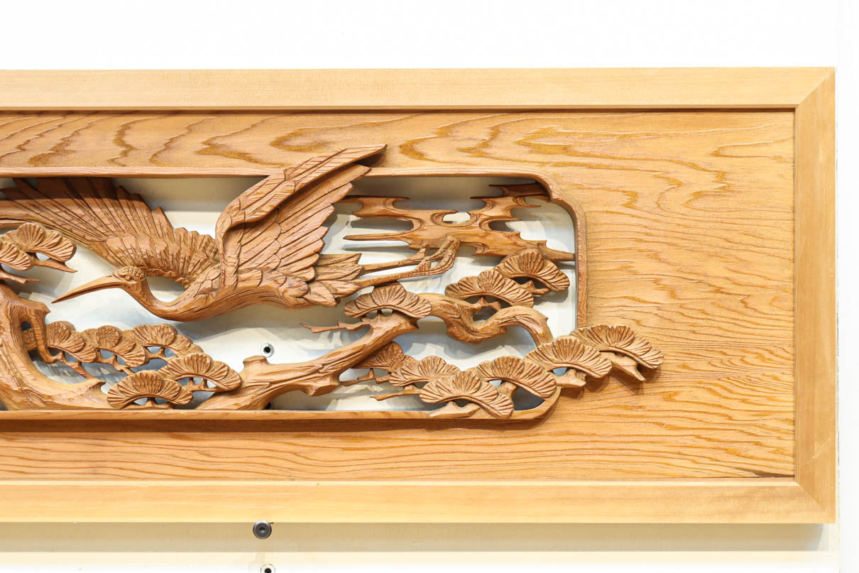 優しく温かみある色彩で鶴と松の彫刻装飾が映える深彫り彫刻欄間　EZ2834ab　在庫(a:1 b:1)枚