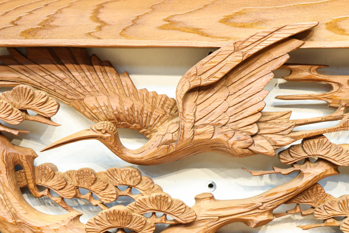 優しく温かみある色彩で鶴と松の彫刻装飾が映える深彫り彫刻欄間　EZ2834ab　在庫(a:1 b:1)枚