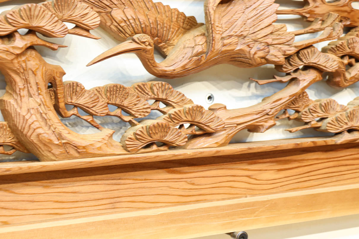 優しく温かみある色彩で鶴と松の彫刻装飾が映える深彫り彫刻欄間　EZ2834ab　在庫(a:1 b:1)枚