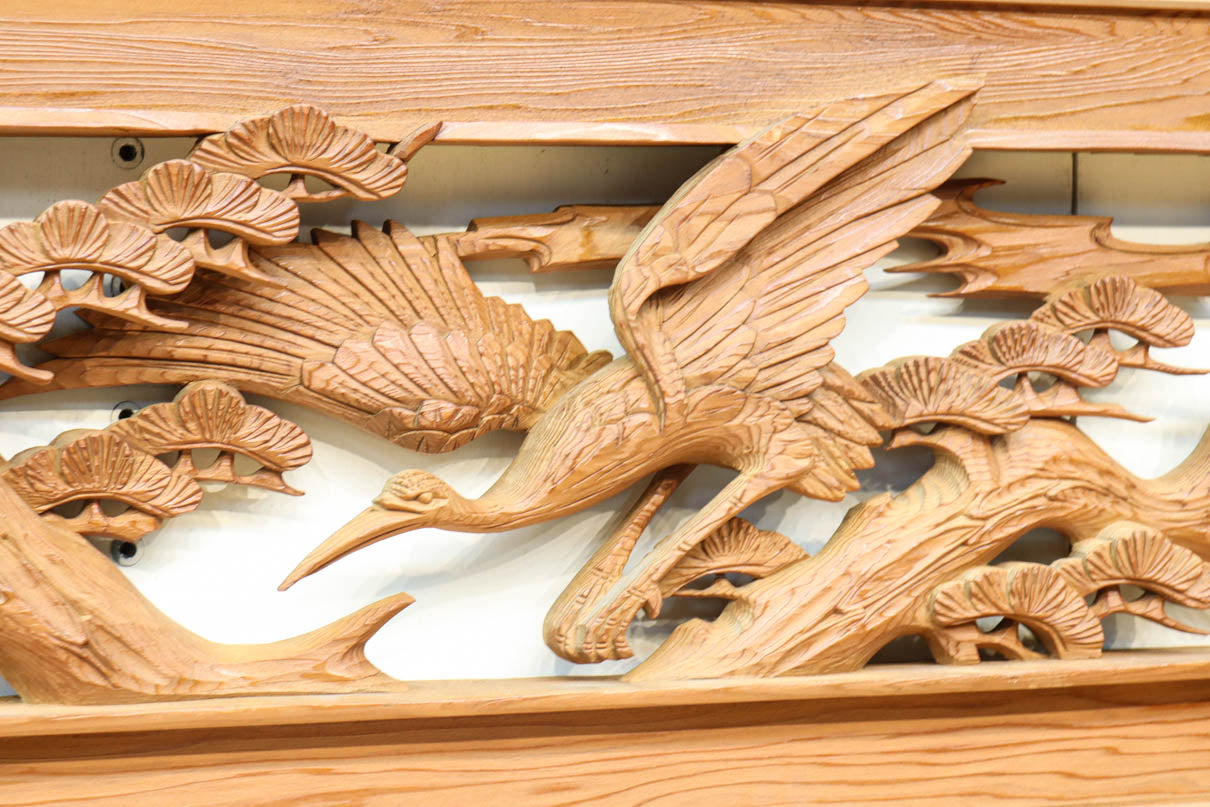 優しく温かみある色彩で鶴と松の彫刻装飾が映える深彫り彫刻欄間　EZ2834ab　在庫(a:1 b:1)枚