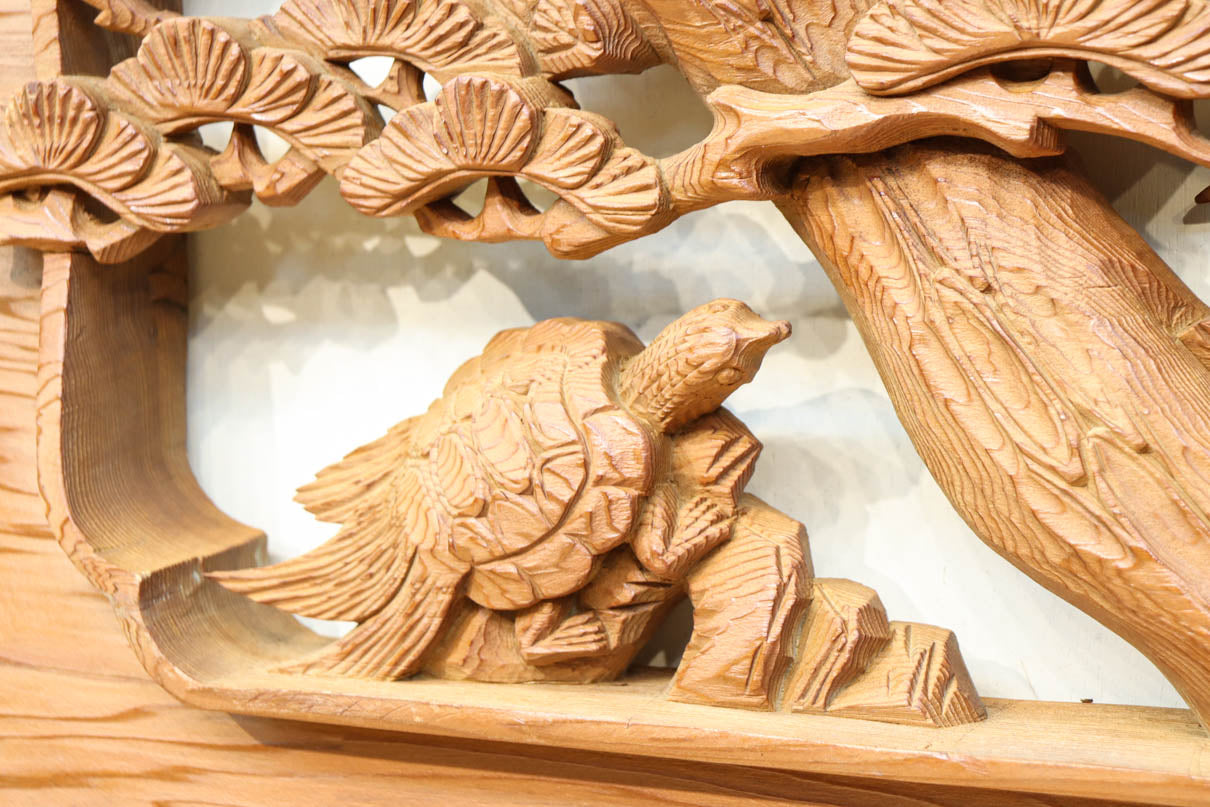 優しく温かみある色彩で鶴と松の彫刻装飾が映える深彫り彫刻欄間　EZ2834ab　在庫(a:1 b:1)枚