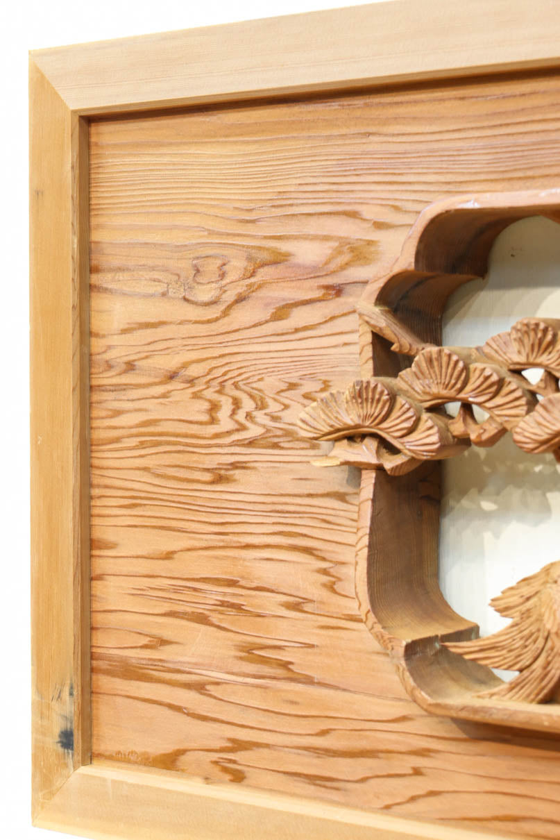 優しく温かみある色彩で鶴と松の彫刻装飾が映える深彫り彫刻欄間　EZ2834ab　在庫(a:1 b:1)枚