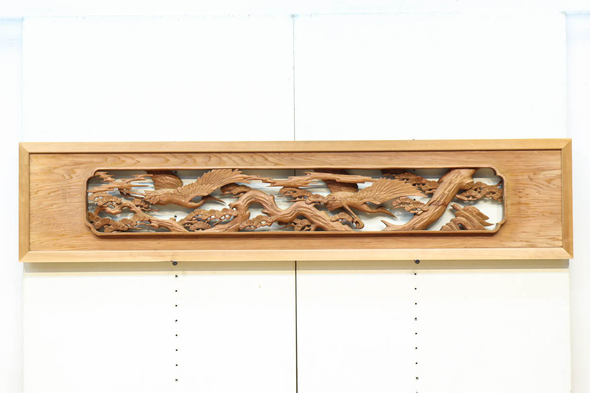 優しく温かみある色彩で鶴と松の彫刻装飾が映える深彫り彫刻欄間　EZ2834ab　在庫(a:1 b:1)枚