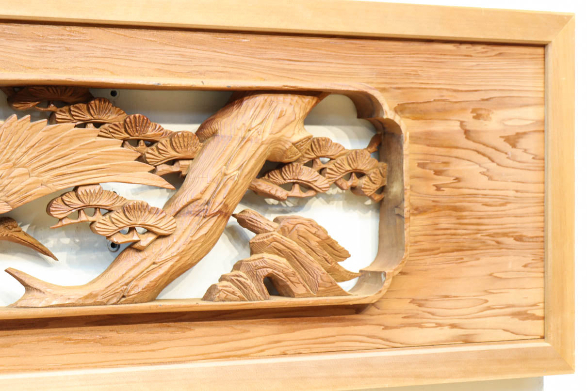 優しく温かみある色彩で鶴と松の彫刻装飾が映える深彫り彫刻欄間　EZ2834ab　在庫(a:1 b:1)枚