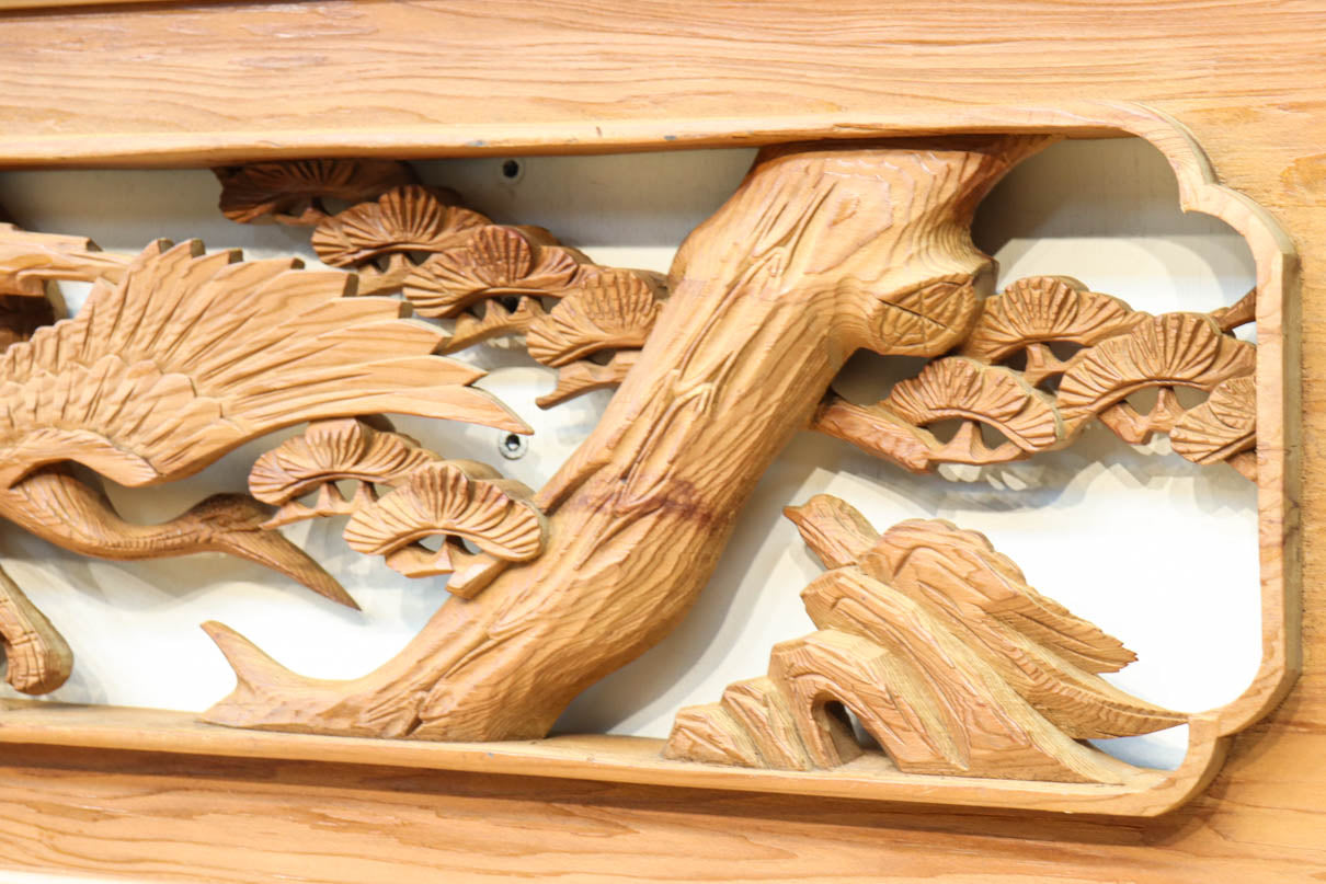 優しく温かみある色彩で鶴と松の彫刻装飾が映える深彫り彫刻欄間　EZ2834ab　在庫(a:1 b:1)枚