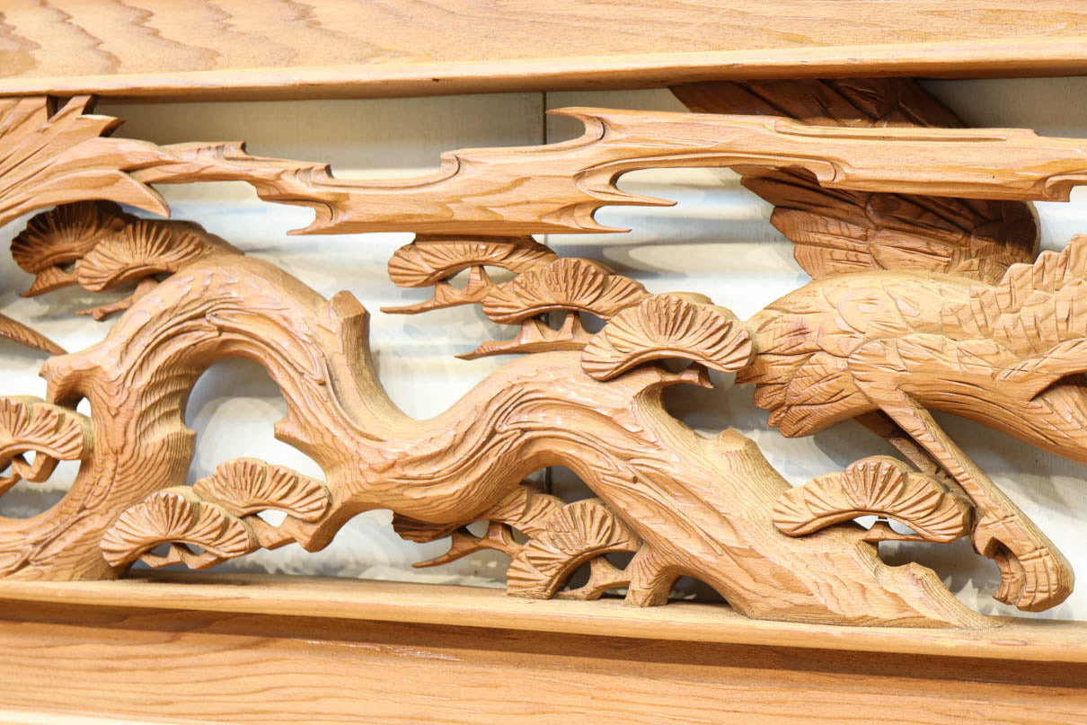 優しく温かみある色彩で鶴と松の彫刻装飾が映える深彫り彫刻欄間　EZ2834ab　在庫(a:1 b:1)枚