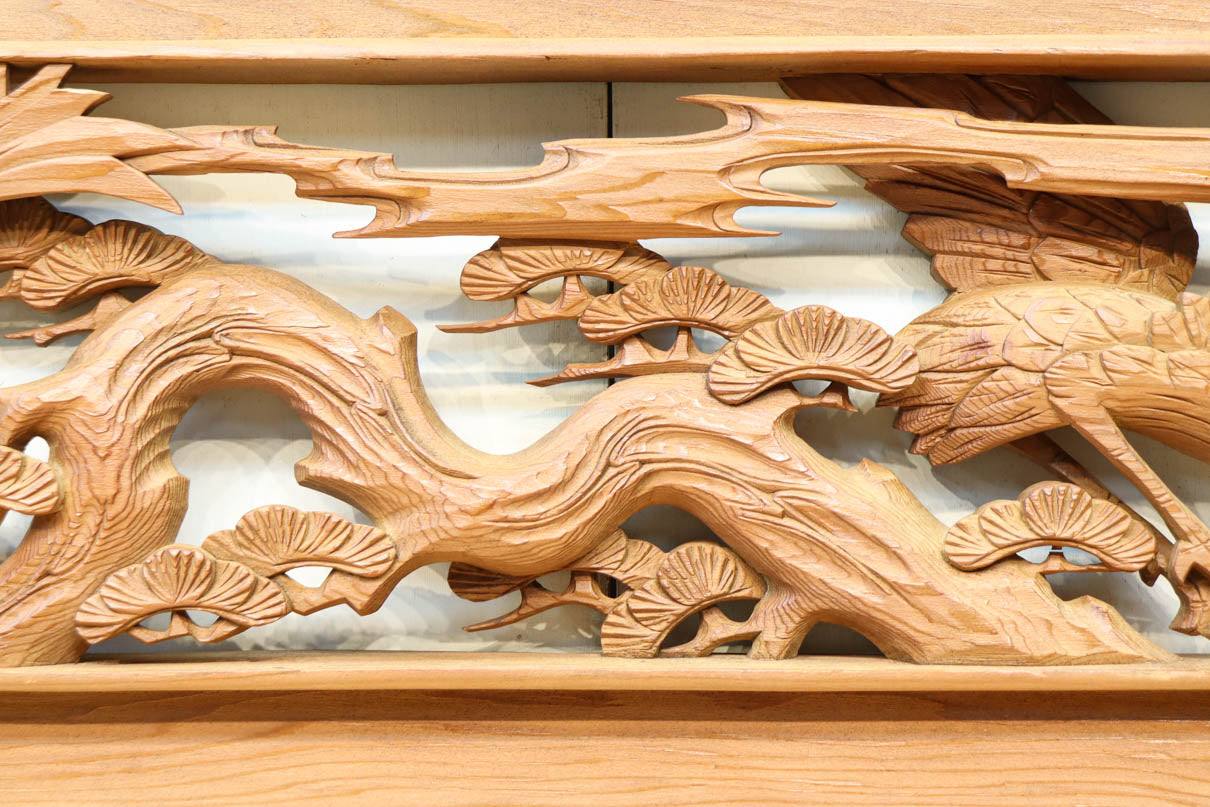 優しく温かみある色彩で鶴と松の彫刻装飾が映える深彫り彫刻欄間　EZ2834ab　在庫(a:1 b:1)枚