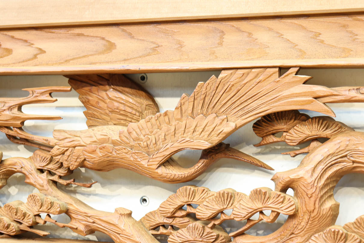 優しく温かみある色彩で鶴と松の彫刻装飾が映える深彫り彫刻欄間　EZ2834ab　在庫(a:1 b:1)枚