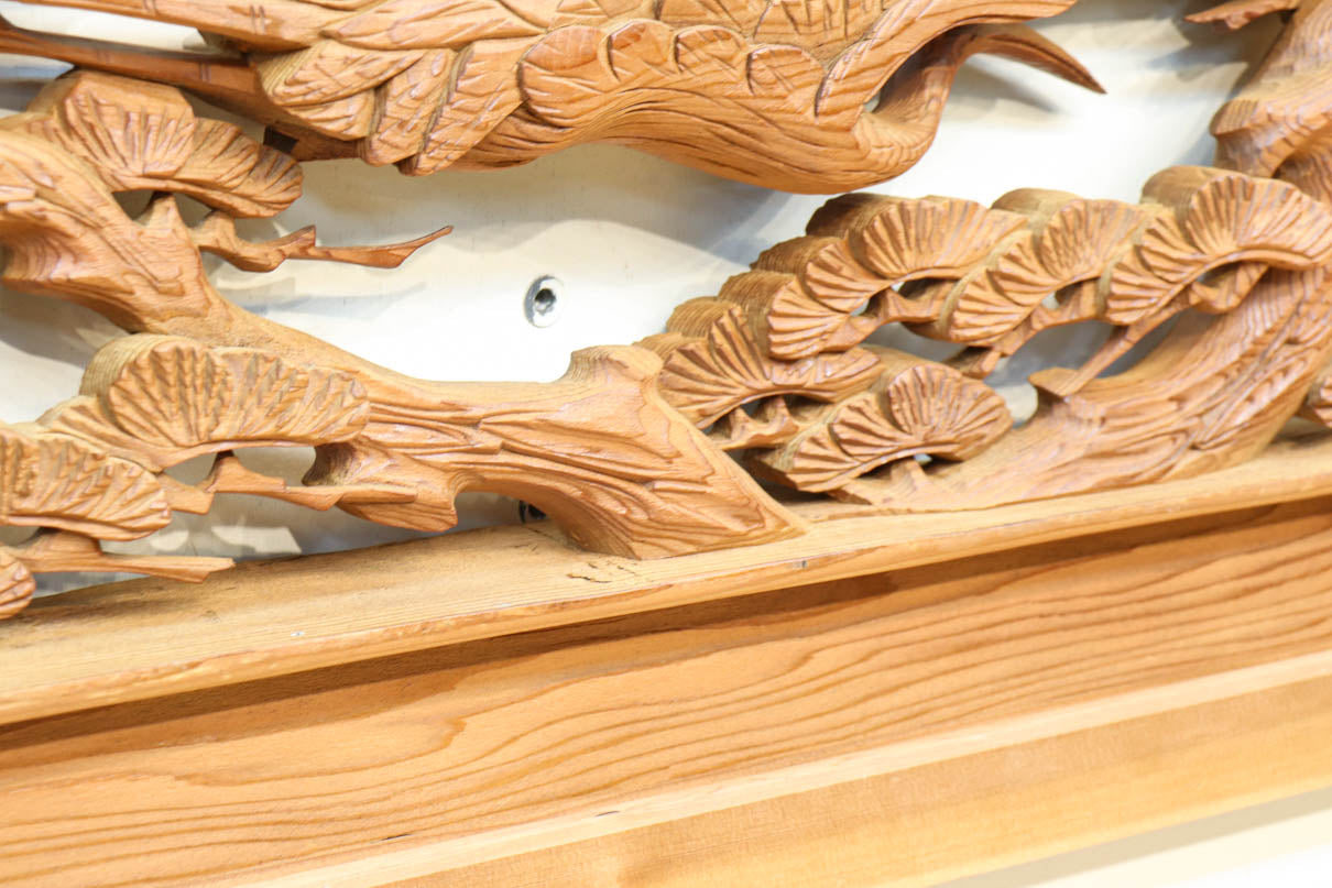 優しく温かみある色彩で鶴と松の彫刻装飾が映える深彫り彫刻欄間　EZ2834ab　在庫(a:1 b:1)枚