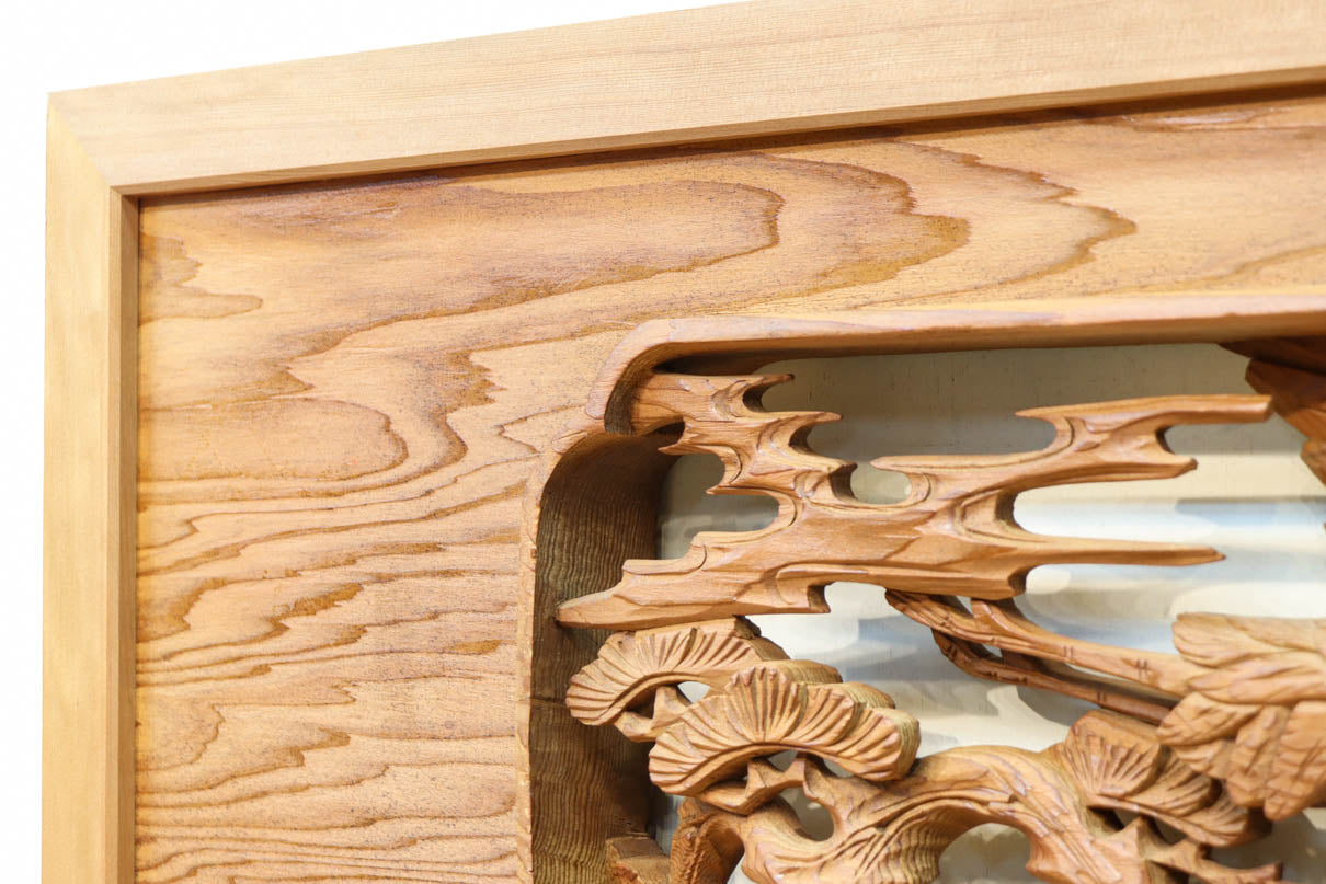 優しく温かみある色彩で鶴と松の彫刻装飾が映える深彫り彫刻欄間　EZ2834ab　在庫(a:1 b:1)枚