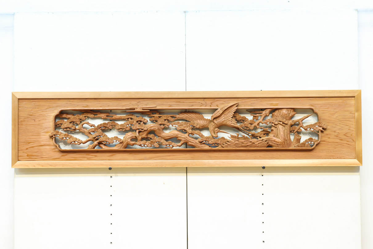 優しく温かみある色彩で鶴と松の彫刻装飾が映える深彫り彫刻欄間　EZ2834ab　在庫(a:1 b:1)枚