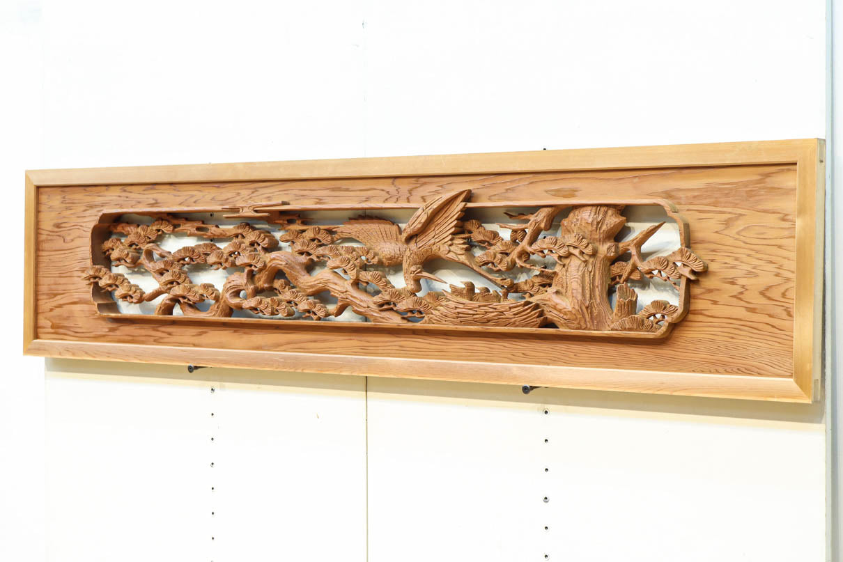 優しく温かみある色彩で鶴と松の彫刻装飾が映える深彫り彫刻欄間　EZ2834ab　在庫(a:1 b:1)枚