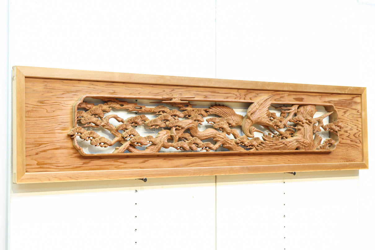 優しく温かみある色彩で鶴と松の彫刻装飾が映える深彫り彫刻欄間　EZ2834ab　在庫(a:1 b:1)枚