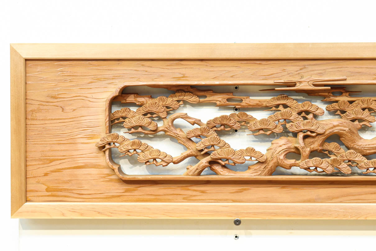 優しく温かみある色彩で鶴と松の彫刻装飾が映える深彫り彫刻欄間　EZ2834ab　在庫(a:1 b:1)枚