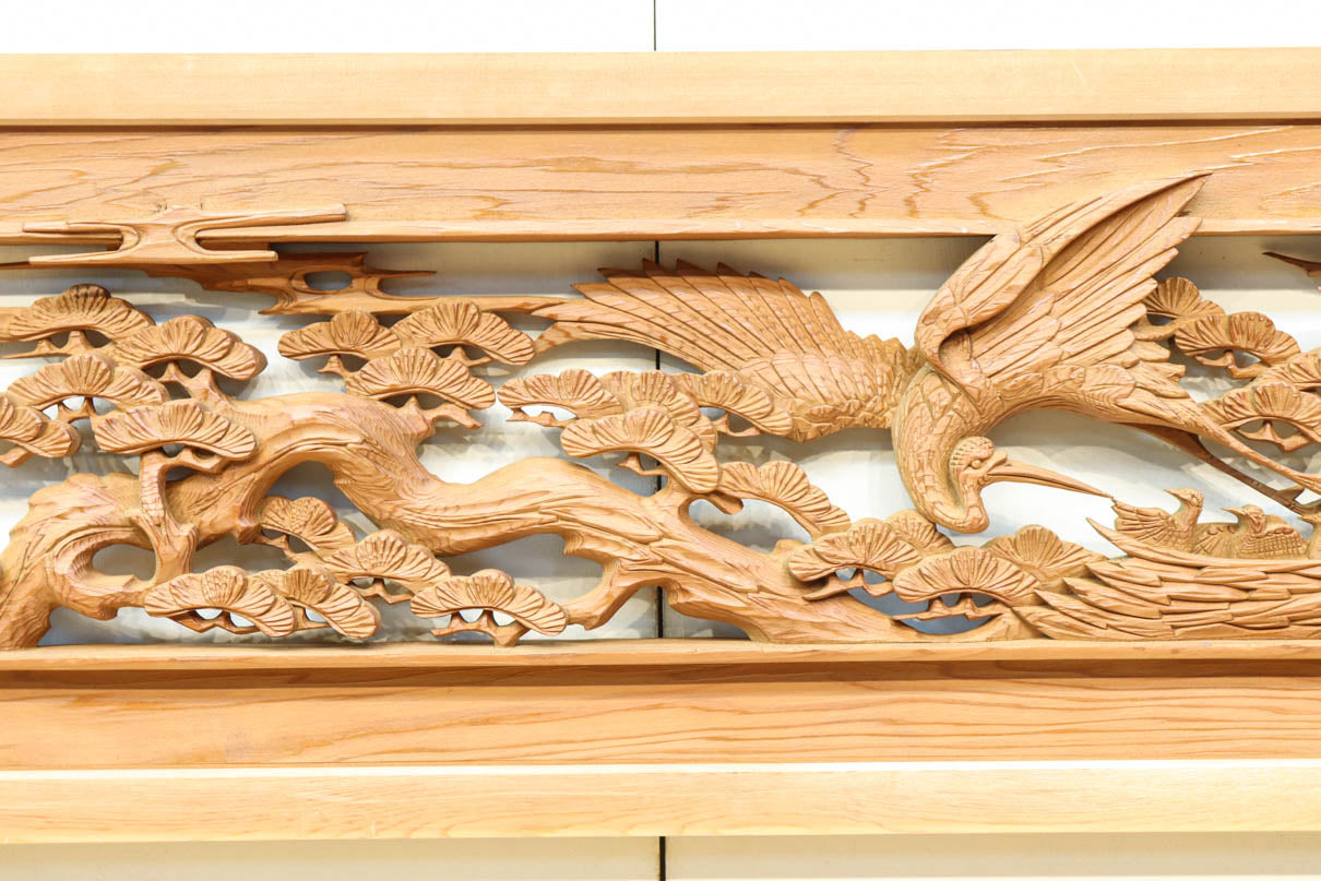 優しく温かみある色彩で鶴と松の彫刻装飾が映える深彫り彫刻欄間　EZ2834ab　在庫(a:1 b:1)枚
