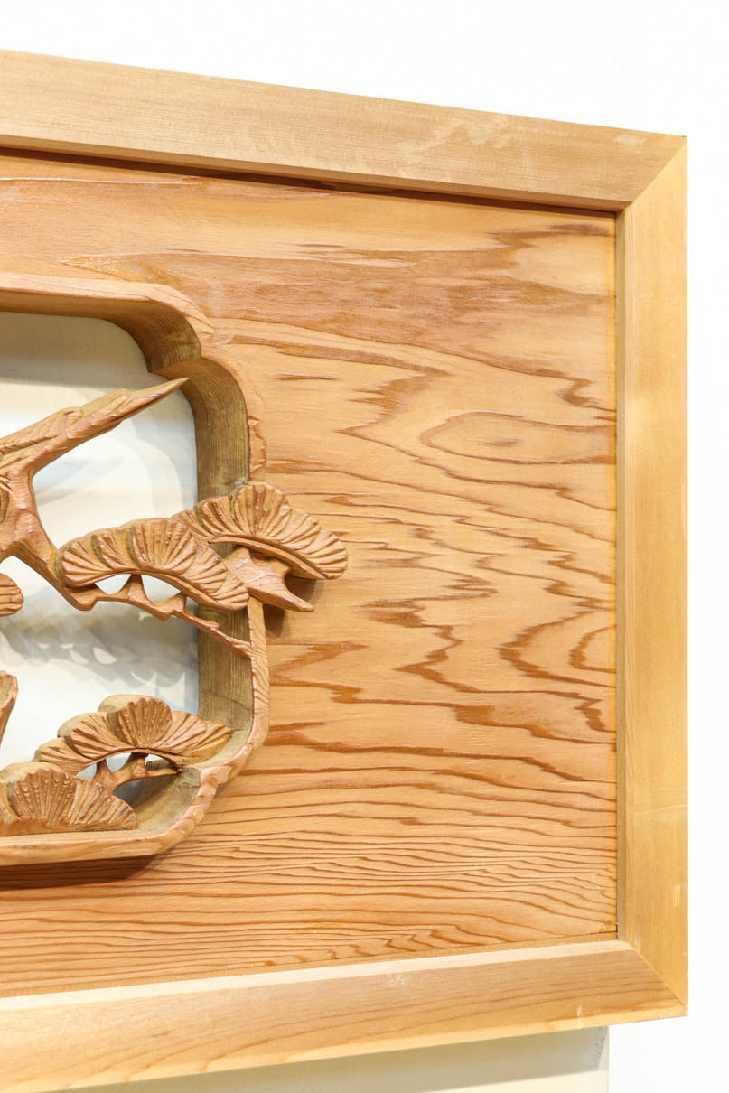 優しく温かみある色彩で鶴と松の彫刻装飾が映える深彫り彫刻欄間　EZ2834ab　在庫(a:1 b:1)枚