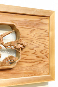 優しく温かみある色彩で鶴と松の彫刻装飾が映える深彫り彫刻欄間　EZ2834ab　在庫(a:1 b:1)枚