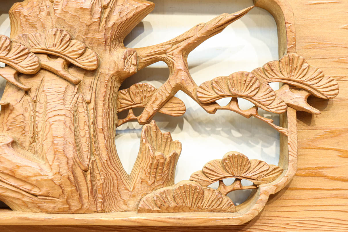 優しく温かみある色彩で鶴と松の彫刻装飾が映える深彫り彫刻欄間　EZ2834ab　在庫(a:1 b:1)枚