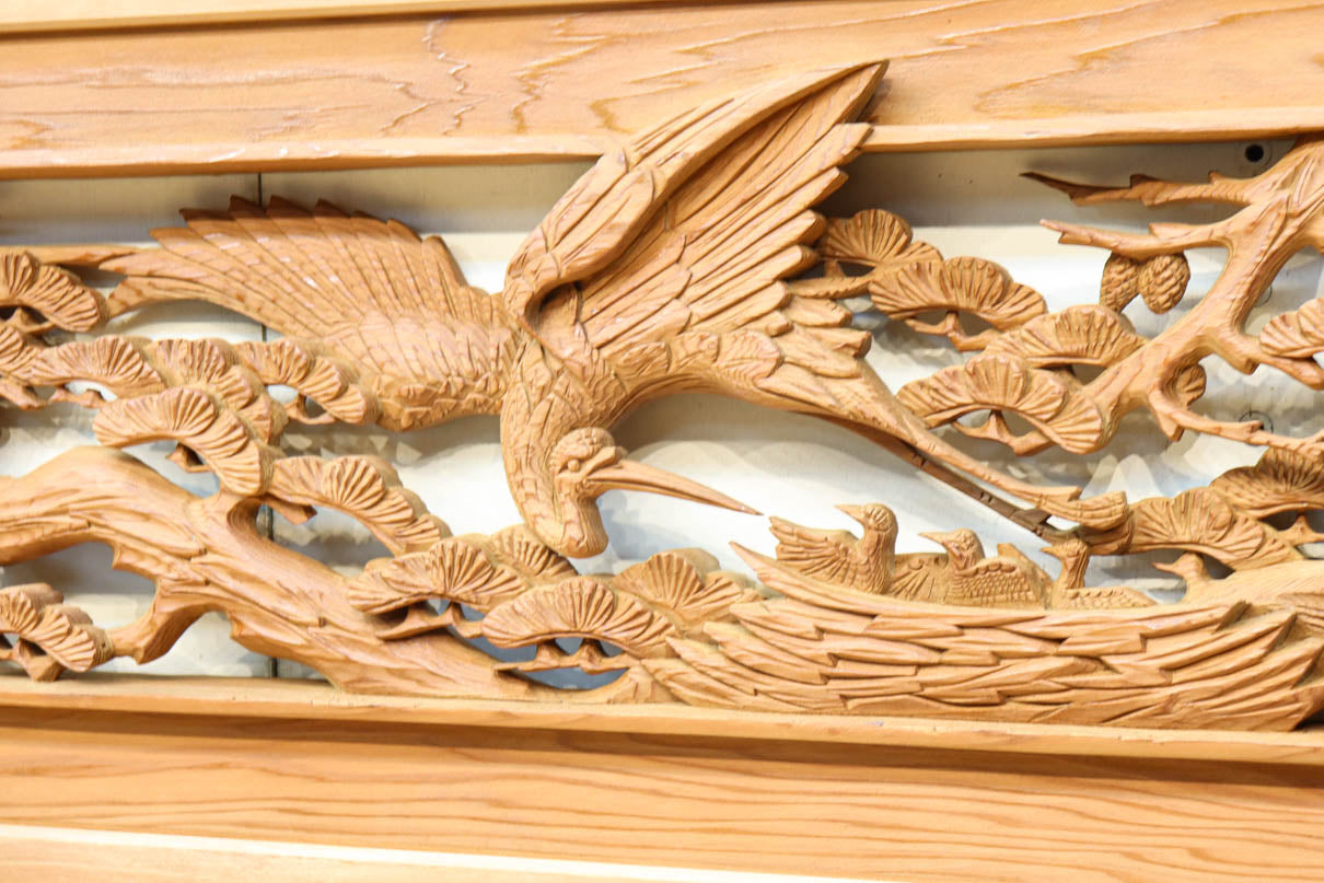 優しく温かみある色彩で鶴と松の彫刻装飾が映える深彫り彫刻欄間　EZ2834ab　在庫(a:1 b:1)枚