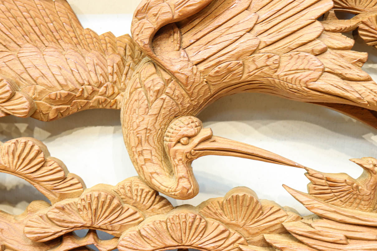 優しく温かみある色彩で鶴と松の彫刻装飾が映える深彫り彫刻欄間　EZ2834ab　在庫(a:1 b:1)枚