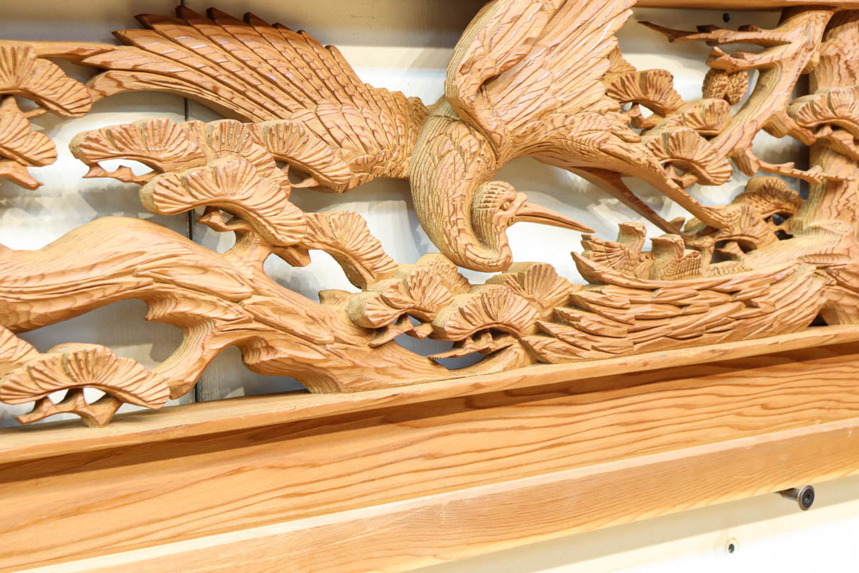 優しく温かみある色彩で鶴と松の彫刻装飾が映える深彫り彫刻欄間　EZ2834ab　在庫(a:1 b:1)枚