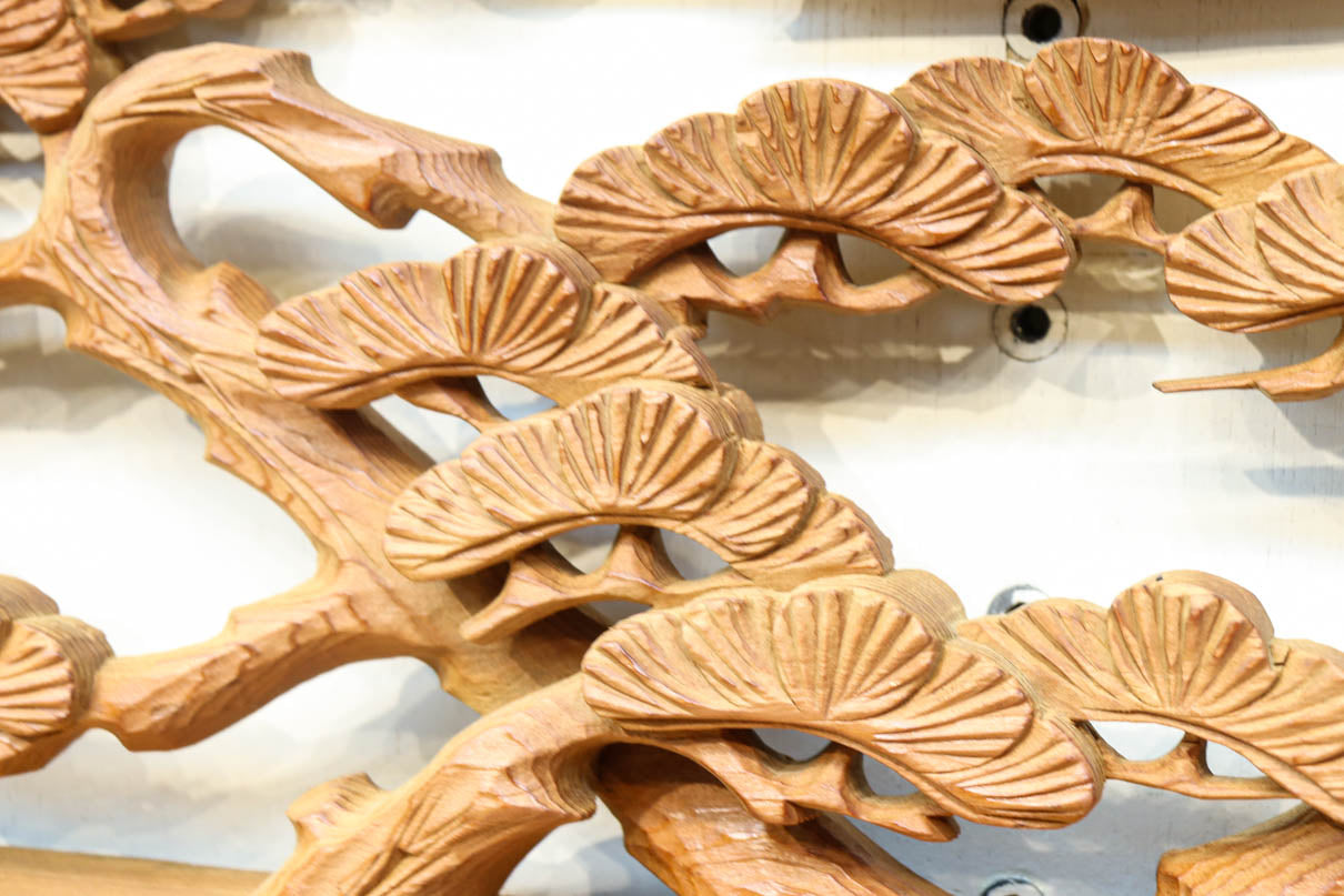 優しく温かみある色彩で鶴と松の彫刻装飾が映える深彫り彫刻欄間　EZ2834ab　在庫(a:1 b:1)枚