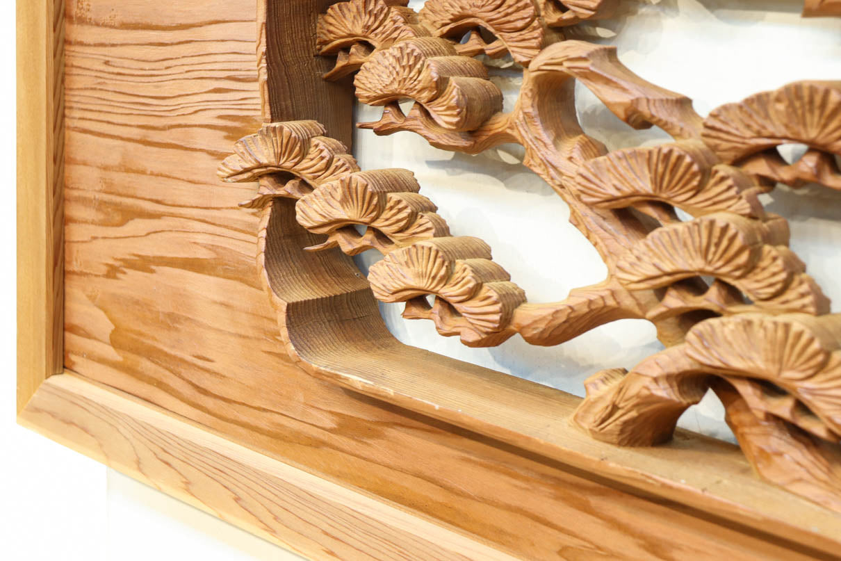 優しく温かみある色彩で鶴と松の彫刻装飾が映える深彫り彫刻欄間　EZ2834ab　在庫(a:1 b:1)枚