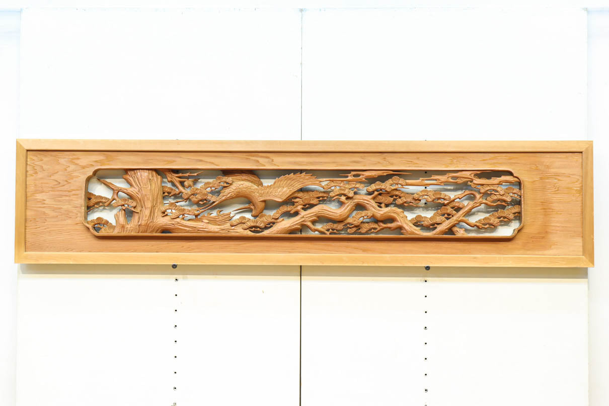 優しく温かみある色彩で鶴と松の彫刻装飾が映える深彫り彫刻欄間　EZ2834ab　在庫(a:1 b:1)枚