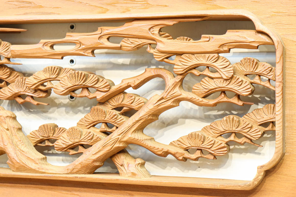 優しく温かみある色彩で鶴と松の彫刻装飾が映える深彫り彫刻欄間　EZ2834ab　在庫(a:1 b:1)枚